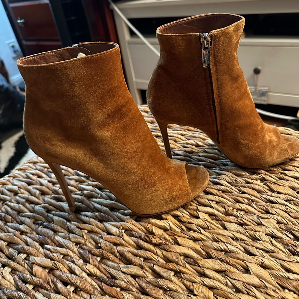 Gianvito Rossi Tan Suede Ankle Booties ~ Great condition. Size 39